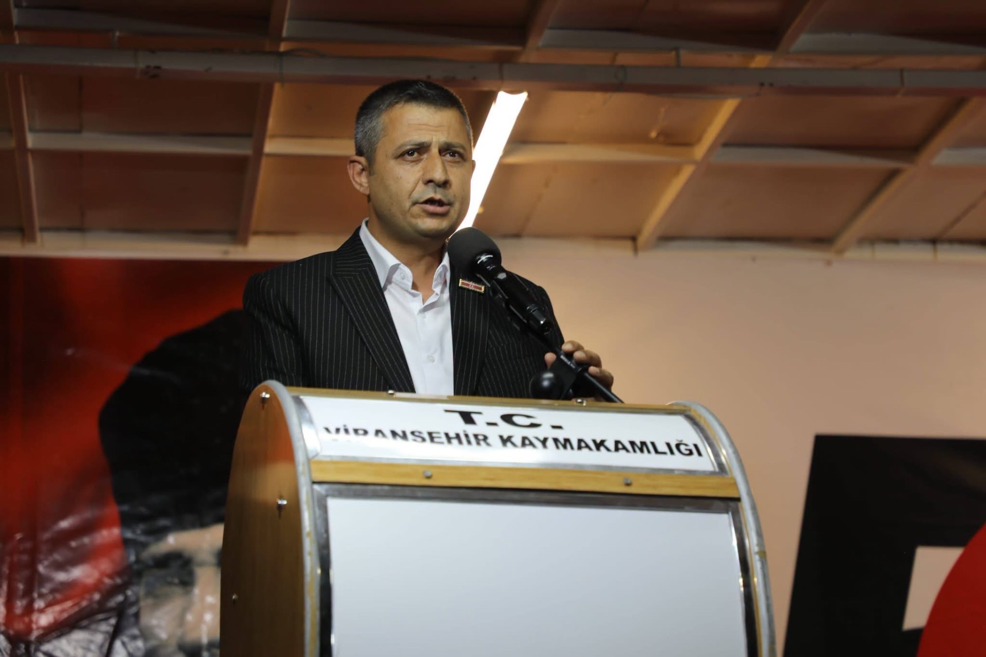 Anma programında konuşmacı